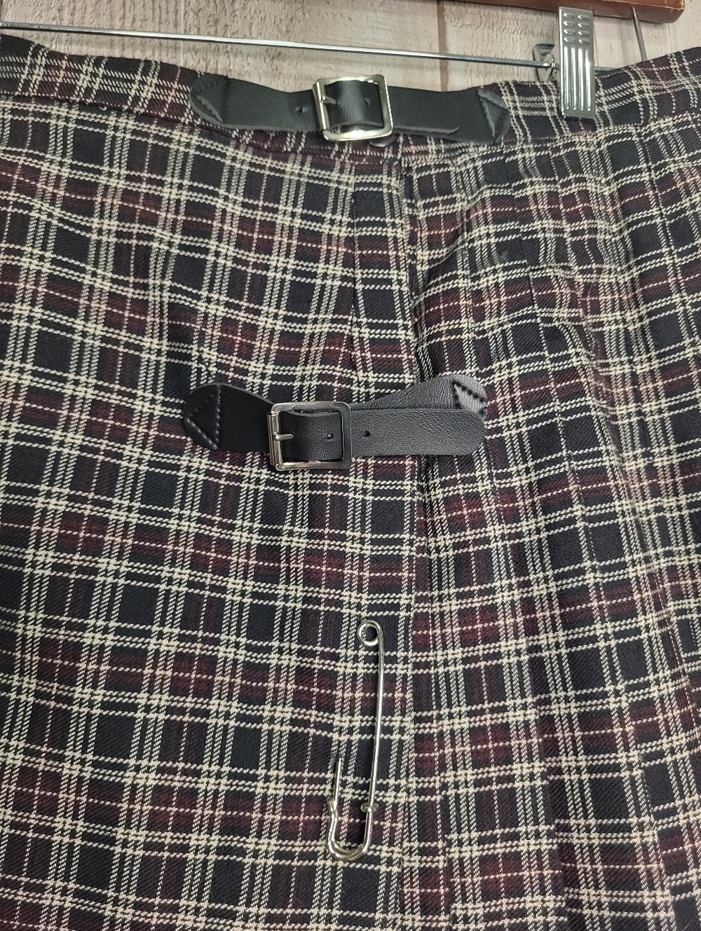 Smart Set 90s Plaid A-Line Buckle Skirt in Black and Burgundy. Size 11 - Picture 4 of 9
